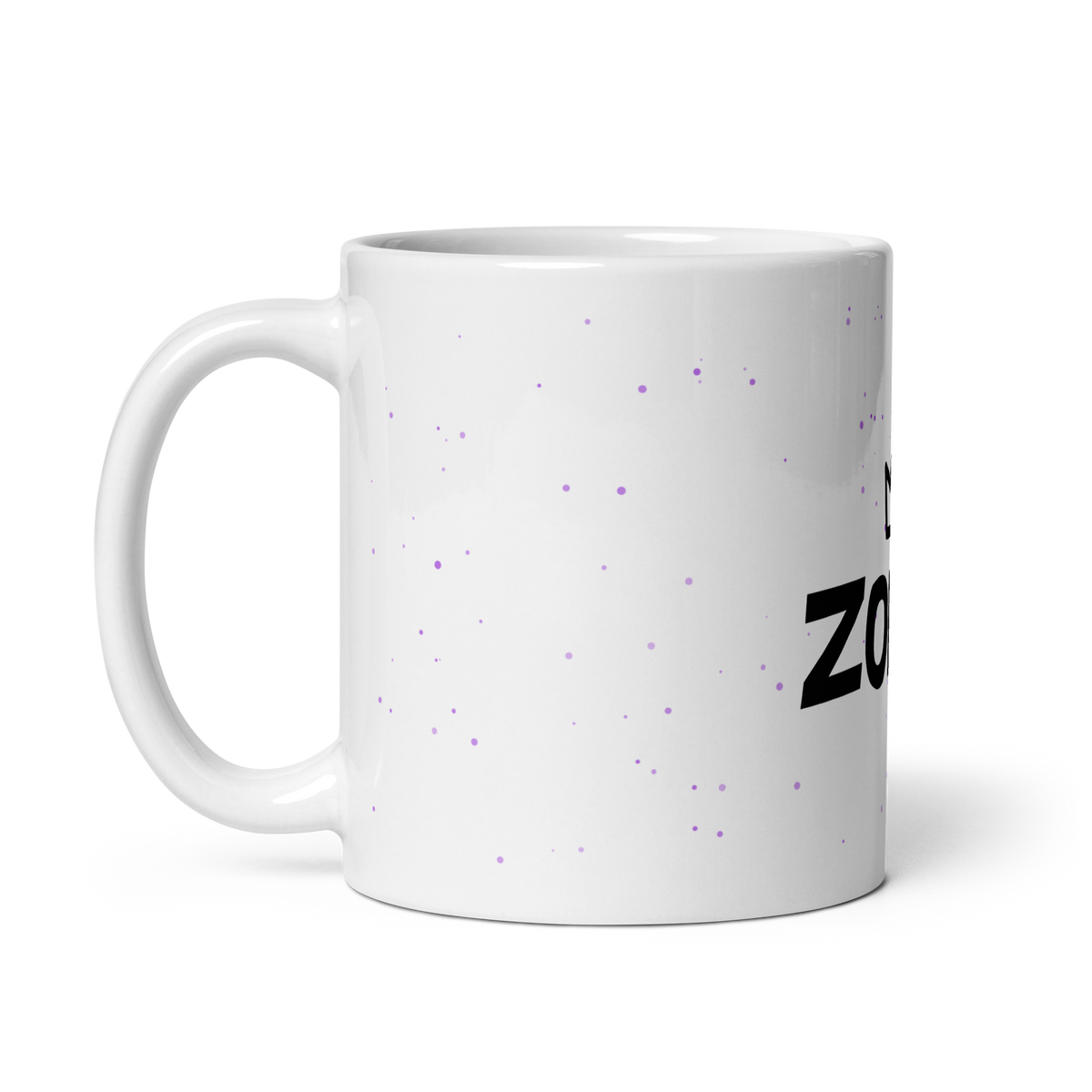 Taza ZOMKI Crew blanca con confeti lila, vista lateral con el asa a la izquierda