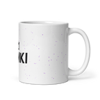 Taza ZOMKI Crew blanca con confeti lila, vista lateral con el asa a la derecha