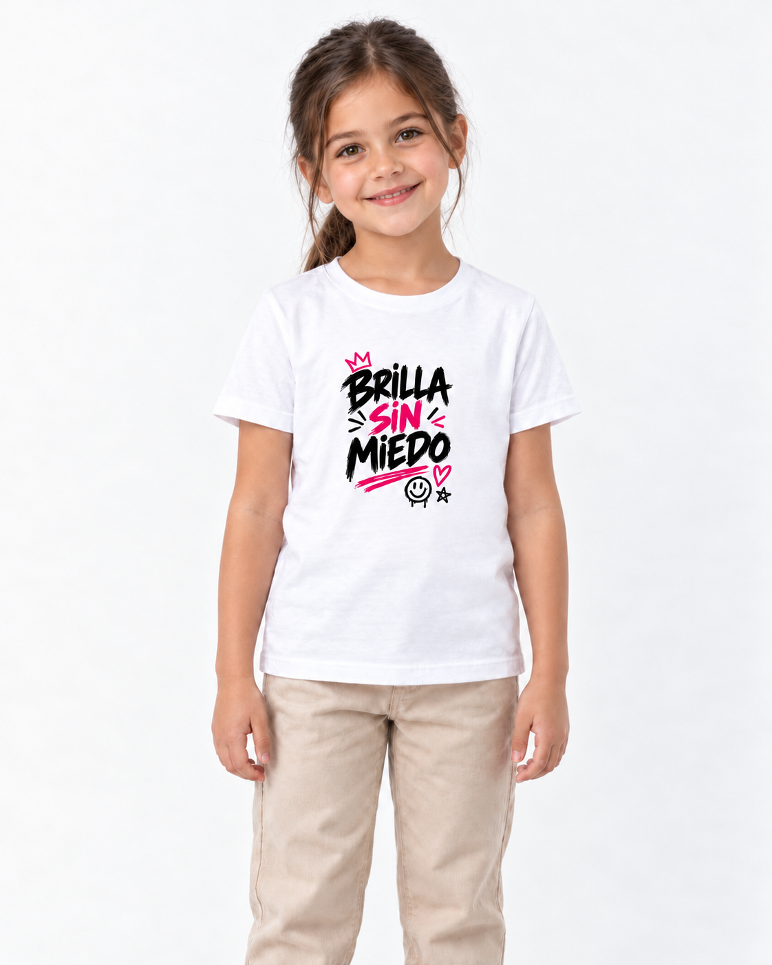Camiseta infantil Brilla sin Miedo sobre nueva modelo infantil generada con IA