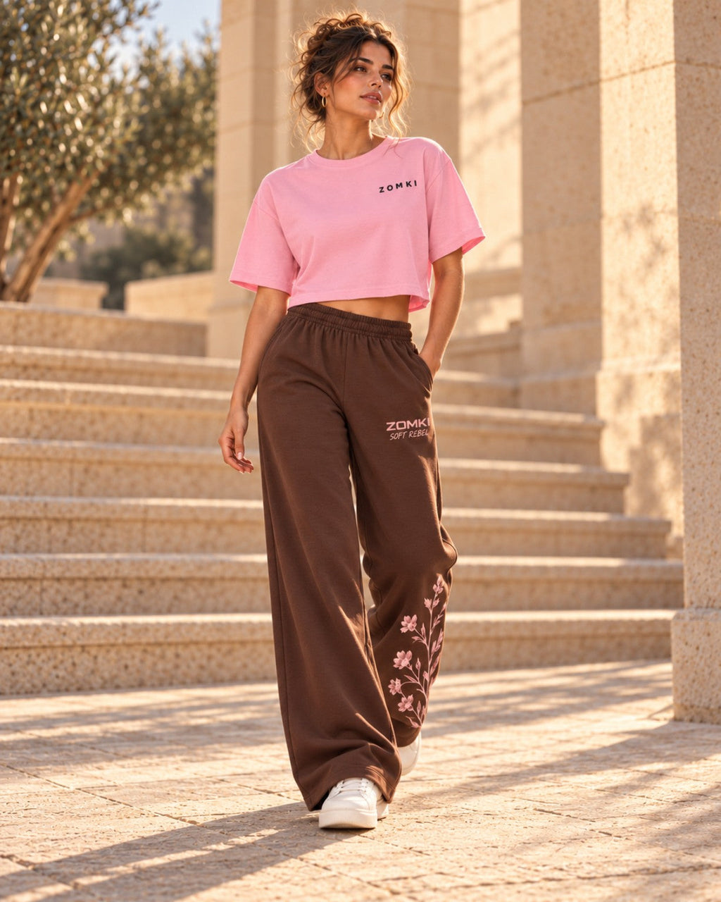 Propuesta de conjunto con IA: pantalón chocolate Soft Rebel floral y camiseta corta rosa Brilla sin miedo. Esta ficha vende únicamente el pantalón.