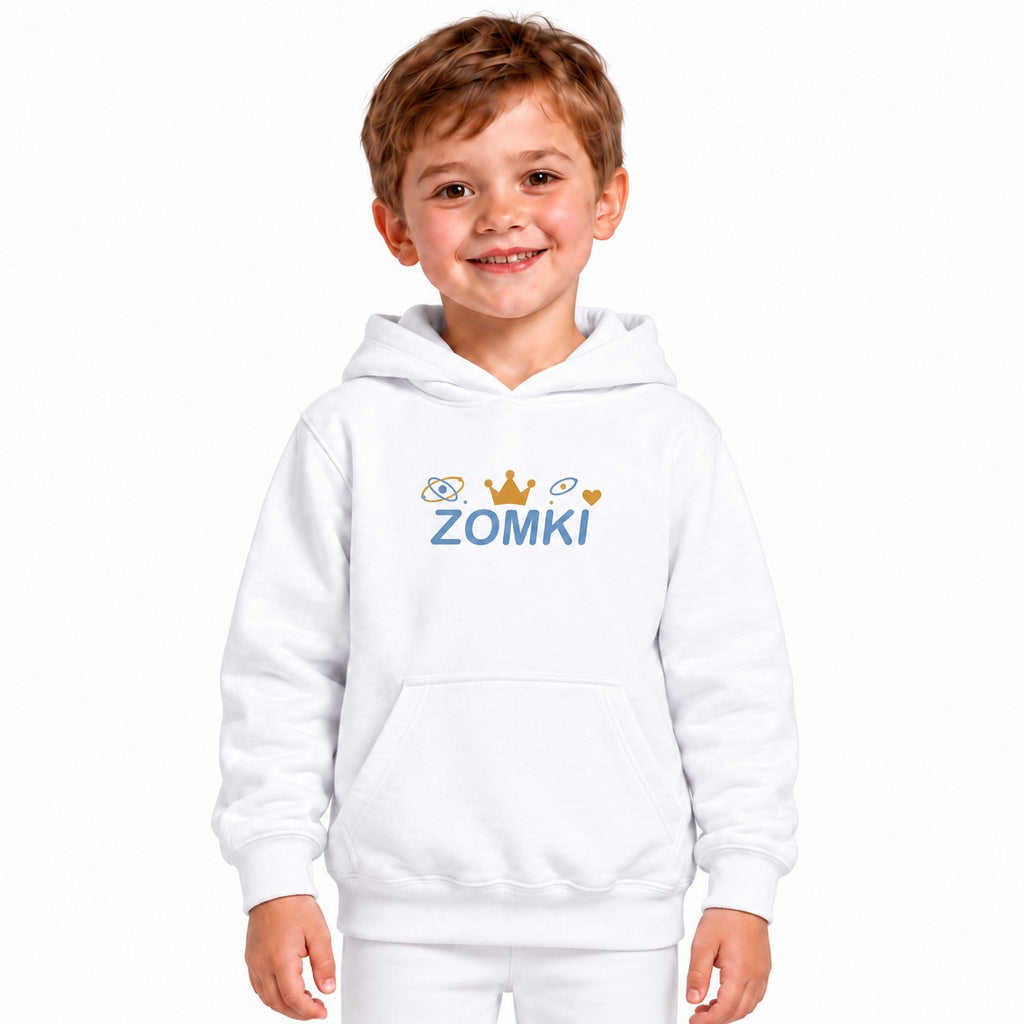 Modelo infantil con sudadera blanca ZOMKI Corona Azul, corona y corazón dorados, órbitas y puntos. Se vende solo la sudadera. Imagen generada con IA.