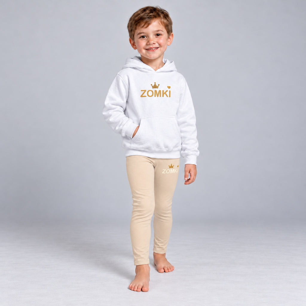 Visualización generada del conjunto ZOMKI Corona beige-mostaza: mismo modelo, nueva pose, sudadera blanca y leggings coordinados.