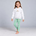 Visualización generada del conjunto ZOMKI Corona menta-melocoton: mismo modelo, nueva pose, sudadera blanca y leggings coordinados.