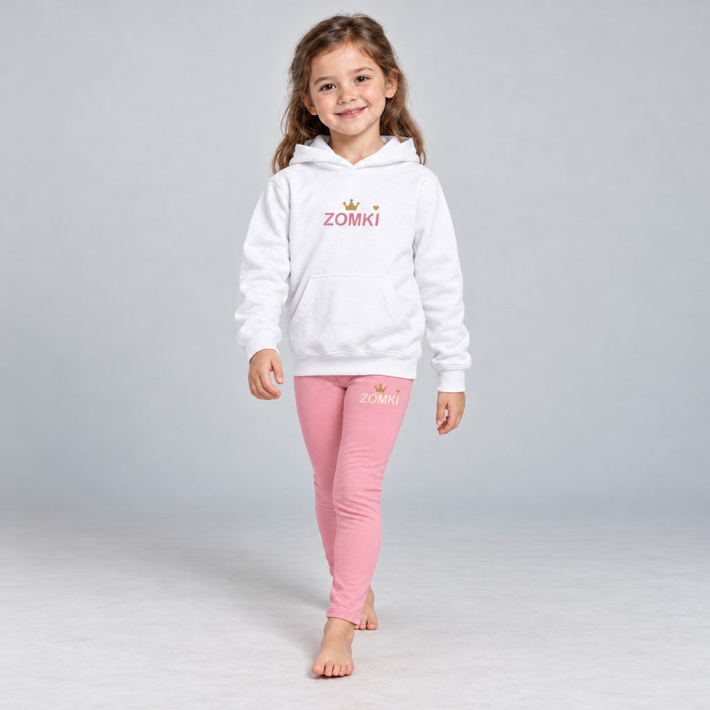 Visualización generada del conjunto ZOMKI Corona rosa: mismo modelo, nueva pose, sudadera blanca y leggings coordinados.