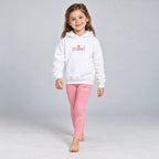 Visualización generada del conjunto ZOMKI Corona rosa: mismo modelo, nueva pose, sudadera blanca y leggings coordinados.