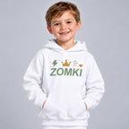 Modelo infantil sintético con sudadera blanca ZOMKI Corona Verde salvia: logotipo con corona, corazón, rayo y trazos de energía. Se vende solo la sudadera. Imagen generada con IA.