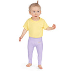 Maqueta frontal del proveedor: leggings infantiles lavanda con estampado ZOMKI crema y dorado y constelación de estrellas sobre el muslo izquierdo.