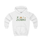 Maqueta frontal del proveedor: sudadera infantil blanca ZOMKI Corona Verde salvia con rayo y trazos de energía junto al logotipo con corona y corazón.