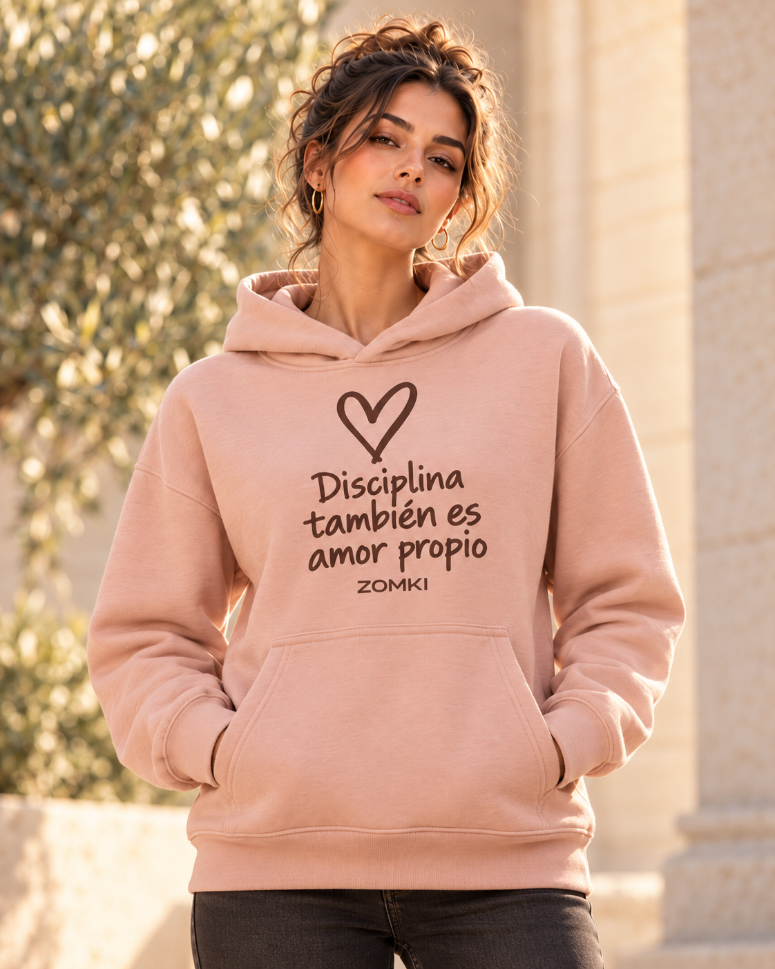Sudadera ZOMKI Soft Rebel Disciplina también es amor propio rosa empolvado, vista frontal con modelo. Se vende por separado. Imagen generada con IA.