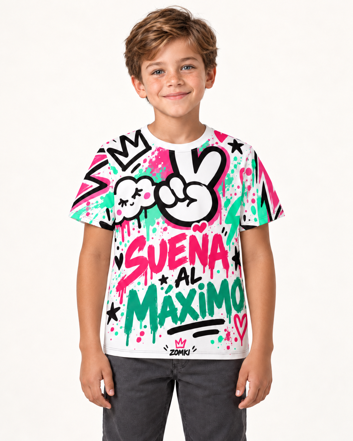 Camiseta juvenil ZOMKI Dream Mode sobre nuevo modelo infantil generado con IA, vista frontal.