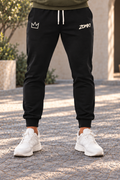 Pantalón jogger negro ZOMKI El Presente para hombre, puesto en el modelo y mostrado de cintura a pies. Se vende únicamente el pantalón. Imagen generada con IA.