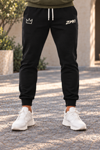 Pantalón jogger negro ZOMKI El Presente para hombre, puesto en el modelo y mostrado de cintura a pies. Se vende únicamente el pantalón. Imagen generada con IA.