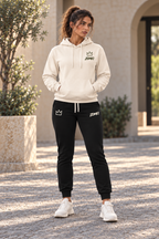 Modelo con sudadera ZOMKI El Presente marfil y jogger negro, vista frontal. Cada prenda se vende por separado. Imagen generada con IA.