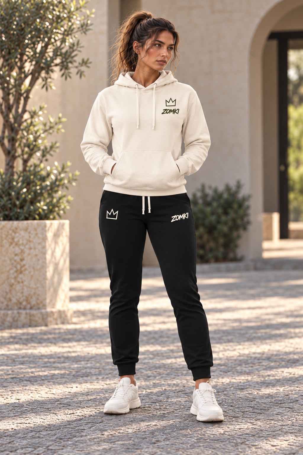 Modelo con sudadera ZOMKI El Presente marfil y jogger negro, vista frontal. Cada prenda se vende por separado. Imagen generada con IA.