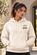 Sudadera marfil ZOMKI El Presente en la modelo, encuadre de cabeza a cintura centrado en la sudadera. Se vende únicamente la sudadera. Imagen generada con IA.