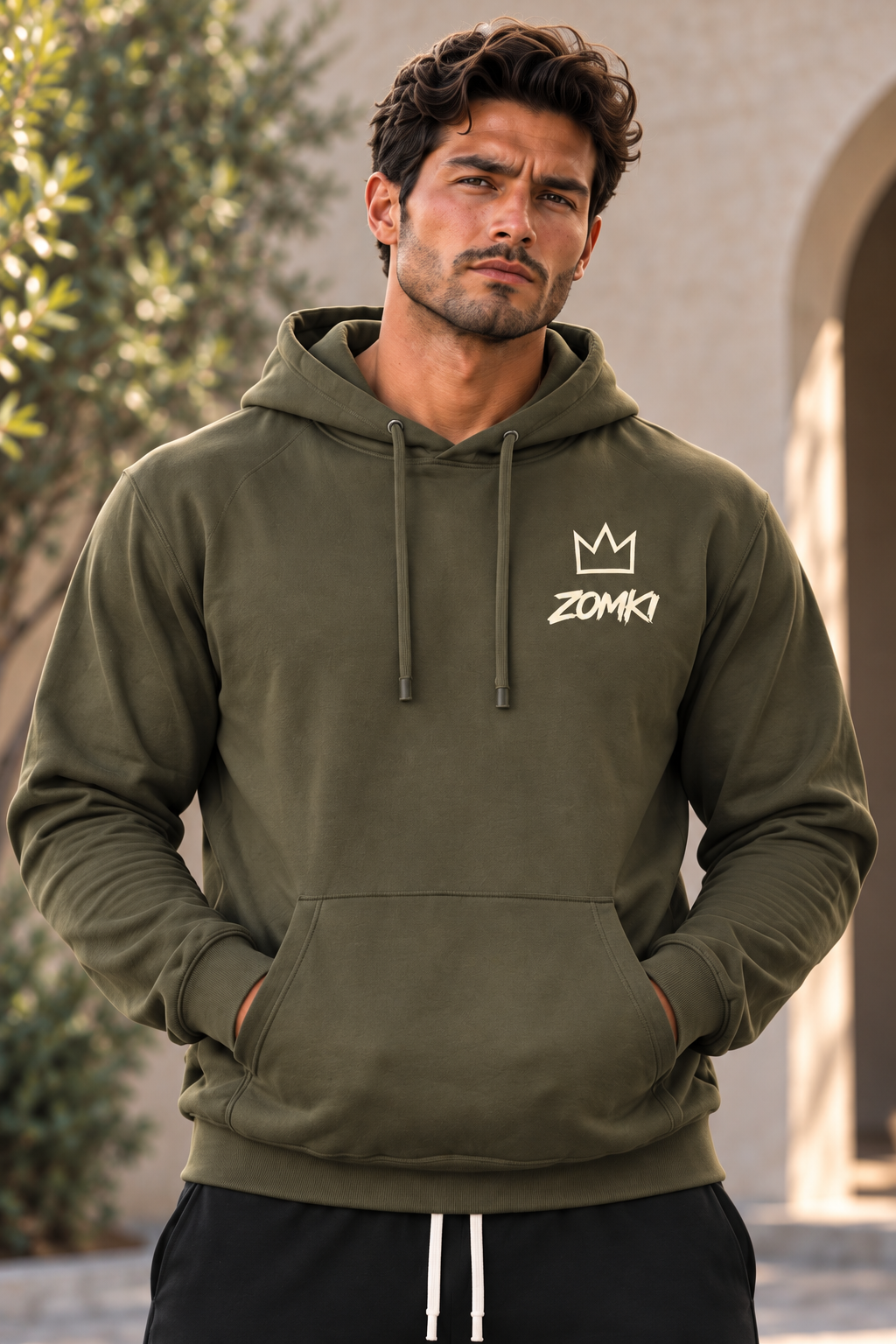 Sudadera oliva ZOMKI El Presente puesta en el modelo, encuadre de cabeza a cintura centrado en la sudadera. Se vende únicamente la sudadera. Imagen generada con IA.