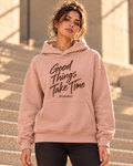 Sudadera ZOMKI Soft Rebel Good Things Take Time rosa empolvado, vista frontal con modelo. Se vende por separado. Imagen generada con IA.