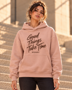 Sudadera ZOMKI Soft Rebel Good Things Take Time rosa empolvado, vista frontal con modelo. Se vende por separado. Imagen generada con IA.