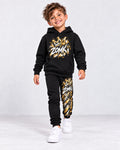 Modelo sintético generado con IA: conjunto juvenil negro ZOMKI Graffiti Dorado, sudadera con capucha y jogger coordinados