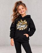 Modelo sintético generado con IA: sudadera infantil ZOMKI Graffiti Dorado negra; vista con niña, prenda suelta