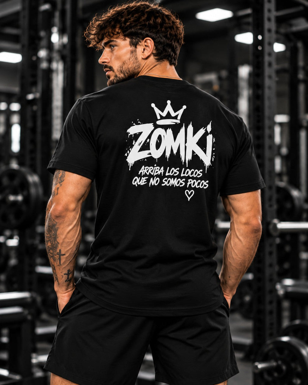 ZOMKI Gym Arriba los locos, modelo luciendo la espalda de la camiseta negra