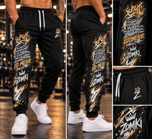 Montaje de referencia del jogger ZOMKI Gym Lo Mejor: estampado largo en la pierna derecha y pequeño logo Z con corona y corazón en la izquierda.
