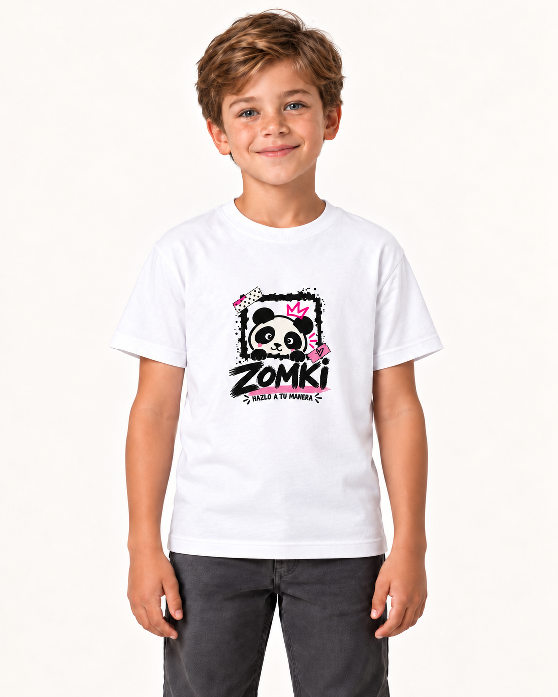 Camiseta infantil ZOMKI Hazlo a tu manera blanca desde 3 años sobre modelo infantil generado con IA