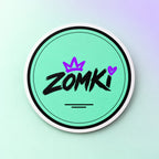 Imán magnético redondo ZOMKI Crown Mint de 10 cm, solo, con fondo menta y luz de estudio. Acabado mate, corona y corazón violeta.