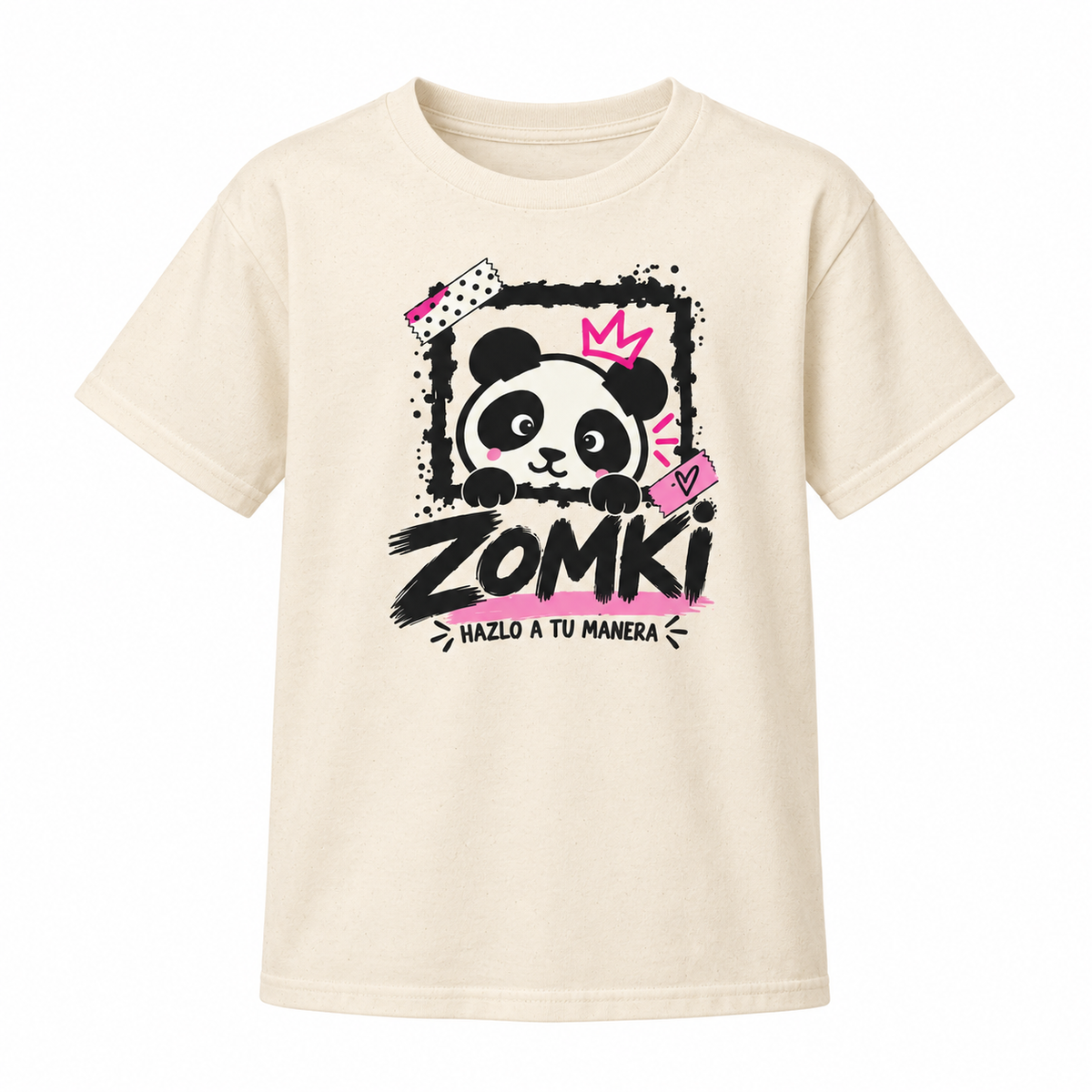 Vista frontal de camiseta crema infantil ZOMKI Hazlo a tu manera; visualización digital del diseño de producción actualizado