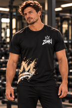 Visualización IA orientativa: modelo ZOMKI con camiseta Lo Mejor de manga corta y nueva corona grande; consultar maquetas oficiales para la prenda y los estampados reales.