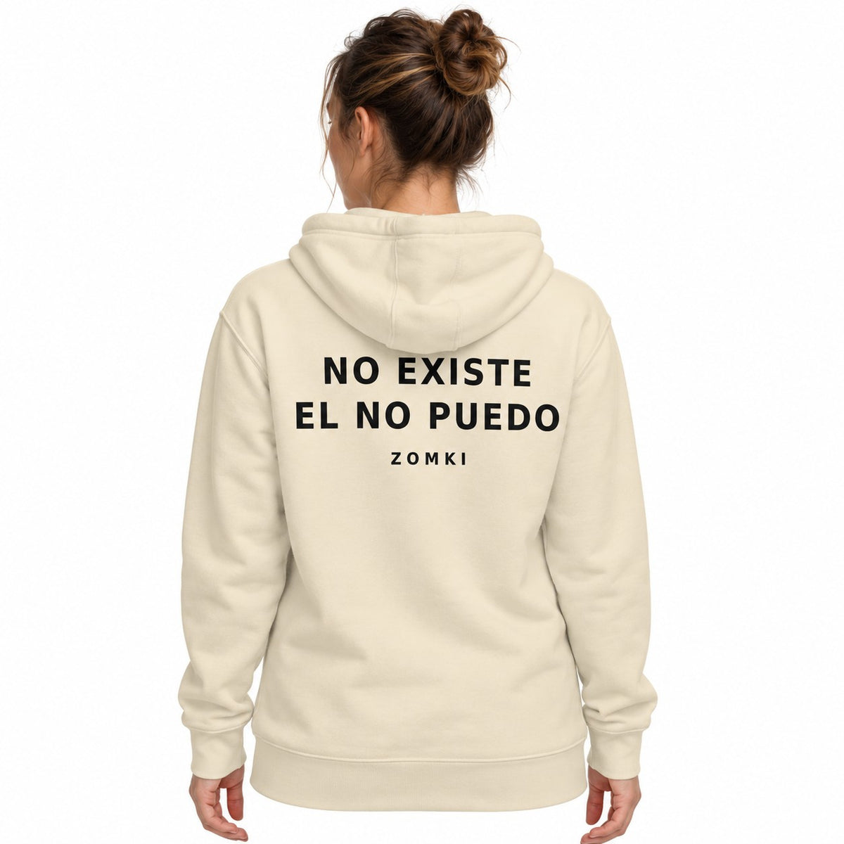 Sudadera ZOMKI No existe el no puedo · Arena en modelo adulto; se vende solo la sudadera. Imagen generada con IA.
