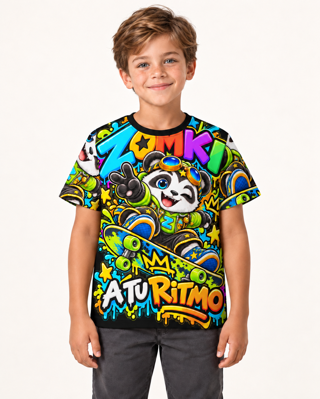 Camiseta juvenil ZOMKI Panda a tu ritmo sobre nuevo modelo infantil generado con IA
