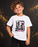 Camiseta infantil ZOMKI Hazlo a tu manera · Desde 3 años, en modelo masculino oficial ZOMKI. Se vende únicamente esta prenda. Imagen creada con IA; maquetas de producto en galería.