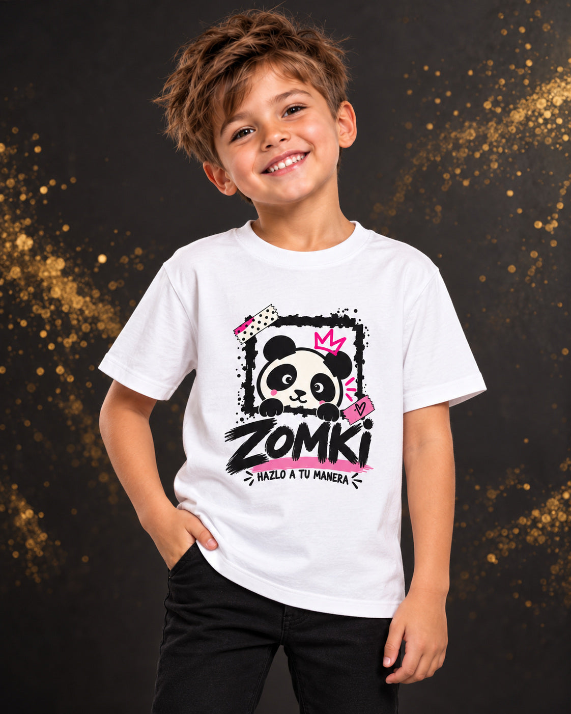 Camiseta infantil ZOMKI Hazlo a tu manera · Desde 3 años, en modelo masculino oficial ZOMKI. Se vende únicamente esta prenda. Imagen creada con IA; maquetas de producto en galería.