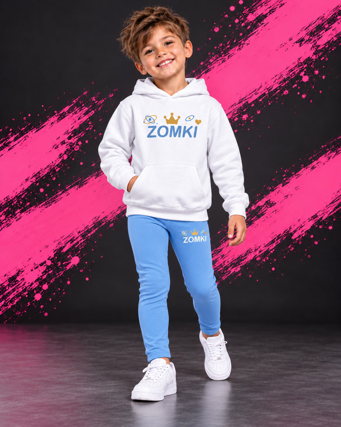 Conjunto infantil ZOMKI Corona · Azul · Sudadera + leggings, en modelo masculino oficial ZOMKI. Se vende el conjunto de dos prendas. Imagen creada con IA; maquetas de producto en galería.