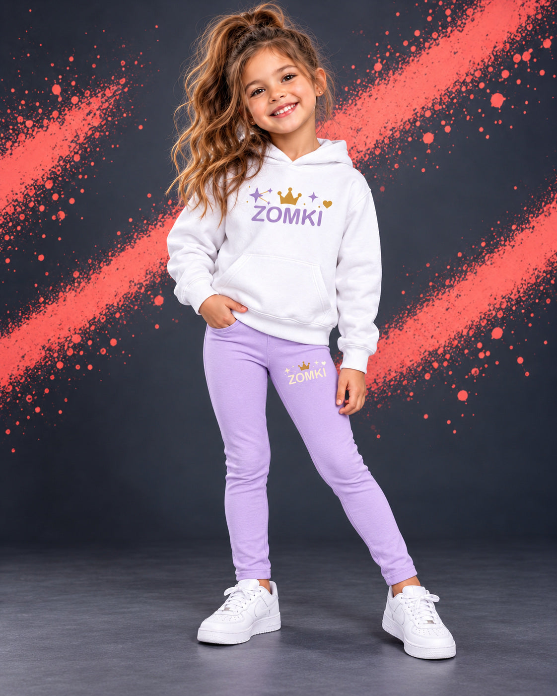Conjunto infantil ZOMKI Corona · Lavanda · Sudadera + leggings, en modelo femenina oficial ZOMKI. Se vende el conjunto de dos prendas. Imagen creada con IA; maquetas de producto en galería.