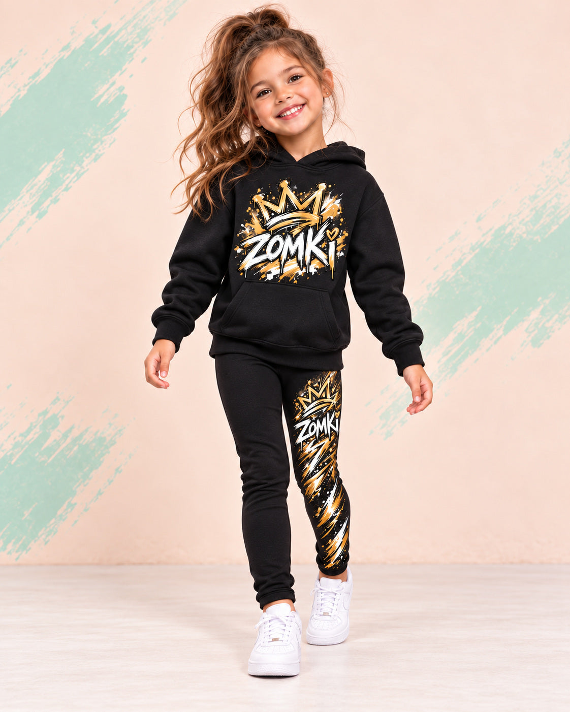 Conjunto infantil ZOMKI Graffiti Dorado · Sudadera + leggings, en modelo femenina oficial ZOMKI. Se vende el conjunto de dos prendas. Imagen creada con IA; maquetas de producto en galería.