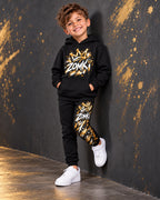 Conjunto juvenil ZOMKI Graffiti Dorado · Sudadera + jogger, en modelo masculino oficial ZOMKI. Se vende el conjunto de dos prendas. Imagen creada con IA; maquetas de producto en galería.