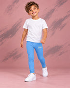 Leggings infantiles ZOMKI Corona · Azul, en modelo masculino oficial ZOMKI. Se vende únicamente esta prenda. Imagen creada con IA; maquetas de producto en galería.