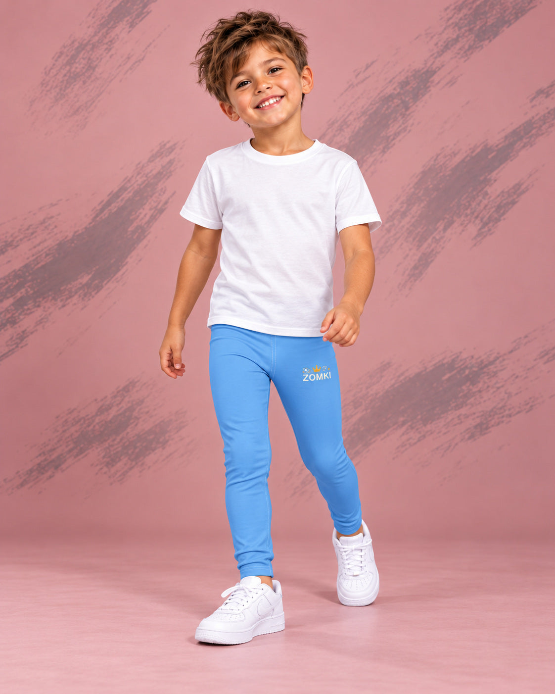 Leggings infantiles ZOMKI Corona · Azul, en modelo masculino oficial ZOMKI. Se vende únicamente esta prenda. Imagen creada con IA; maquetas de producto en galería.