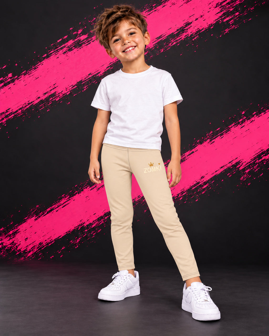 Leggings infantiles ZOMKI Corona · Beige, en modelo masculino oficial ZOMKI. Se vende únicamente esta prenda. Imagen creada con IA; maquetas de producto en galería.