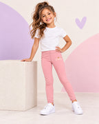Leggings infantiles ZOMKI Corona · Rosa, en modelo femenina oficial ZOMKI. Se vende únicamente esta prenda. Imagen creada con IA; maquetas de producto en galería.
