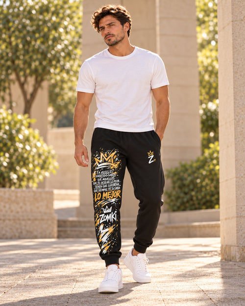 Pantalón jogger ZOMKI Gym · Lo Mejor, en modelo masculino oficial ZOMKI. Se vende únicamente esta prenda. Imagen creada con IA; maquetas de producto en galería.