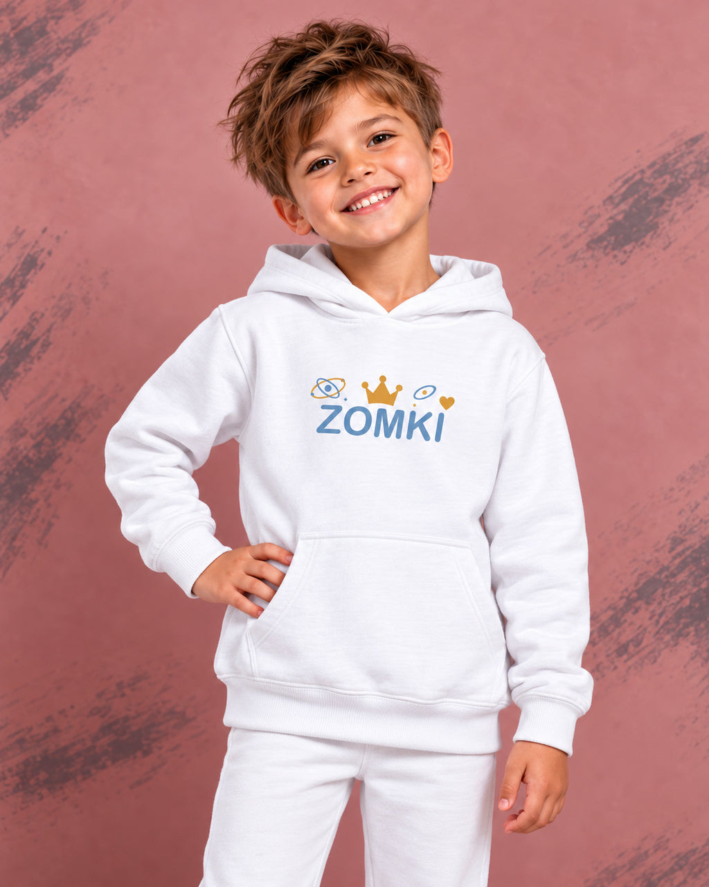 Sudadera infantil ZOMKI Corona · Blanca y azul, en modelo masculino oficial ZOMKI. Se vende únicamente esta prenda. Imagen creada con IA; maquetas de producto en galería.