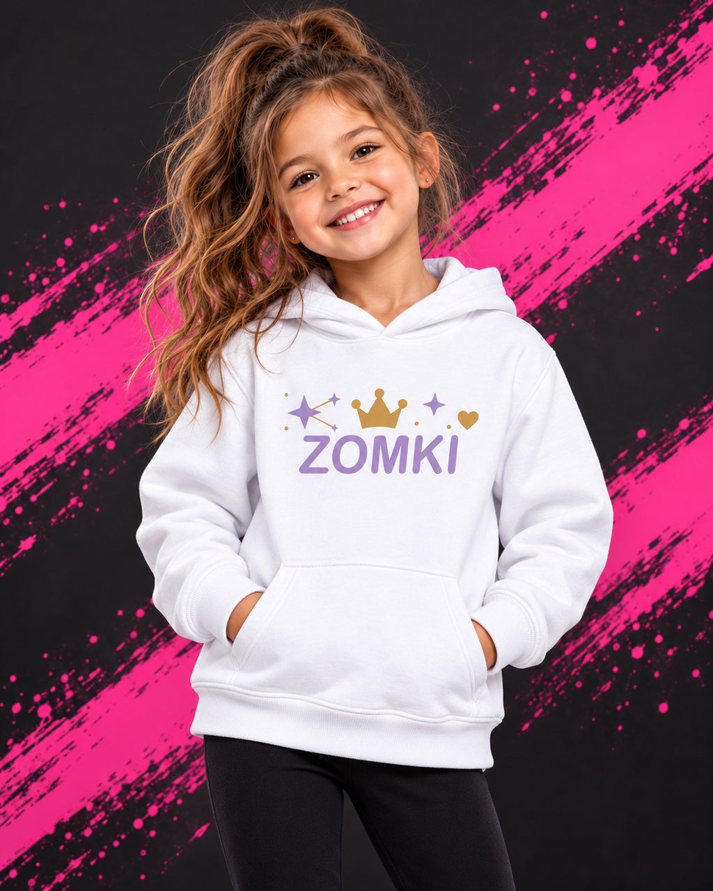 Sudadera infantil ZOMKI Corona · Blanca y lavanda, en modelo femenina oficial ZOMKI. Se vende únicamente esta prenda. Imagen creada con IA; maquetas de producto en galería.