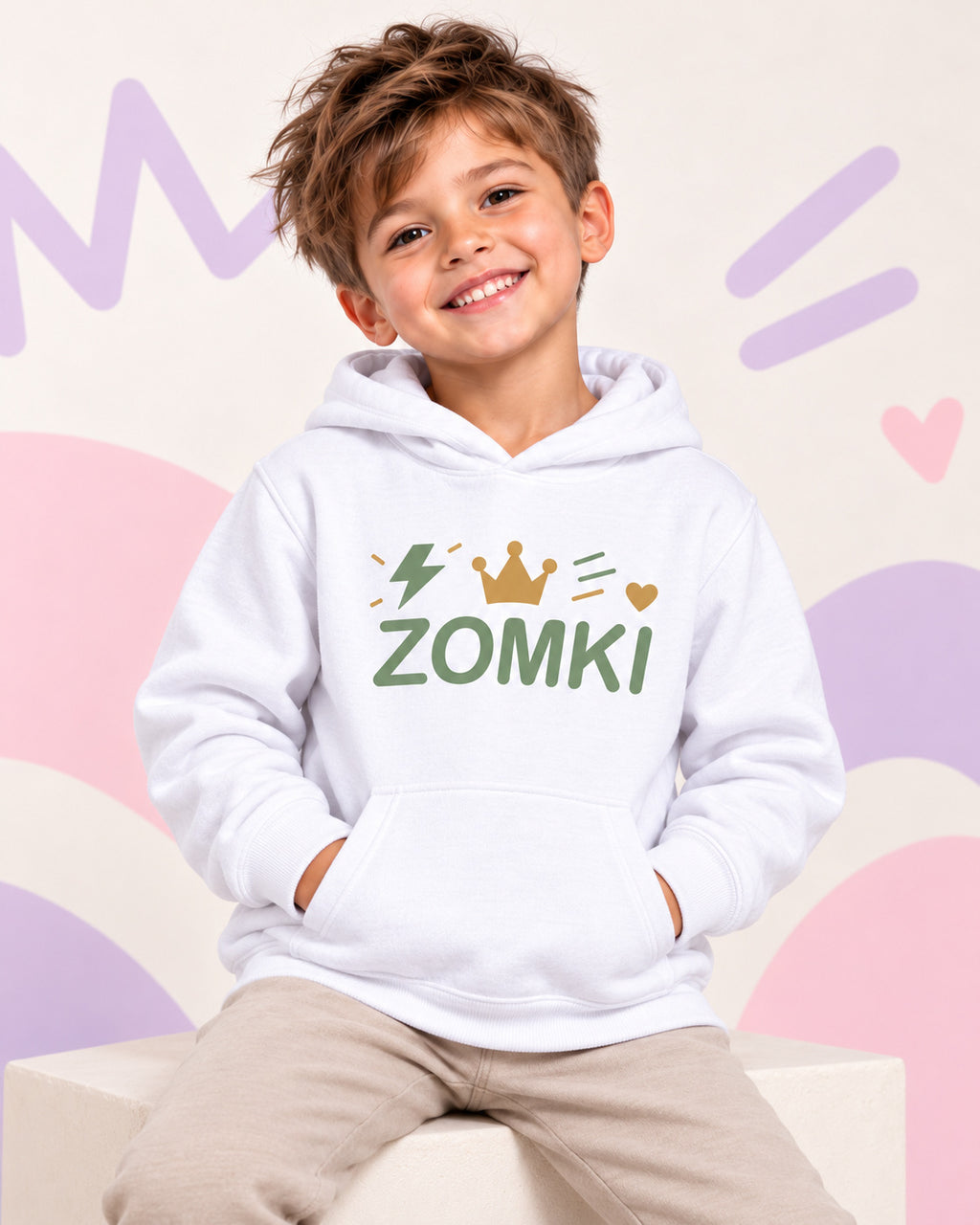 Sudadera infantil ZOMKI Corona · Blanca y salvia, en modelo masculino oficial ZOMKI. Se vende únicamente esta prenda. Imagen creada con IA; maquetas de producto en galería.