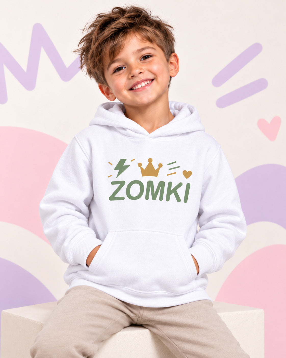 Sudadera infantil ZOMKI Corona · Blanca y salvia, en modelo masculino oficial ZOMKI. Se vende únicamente esta prenda. Imagen creada con IA; maquetas de producto en galería.