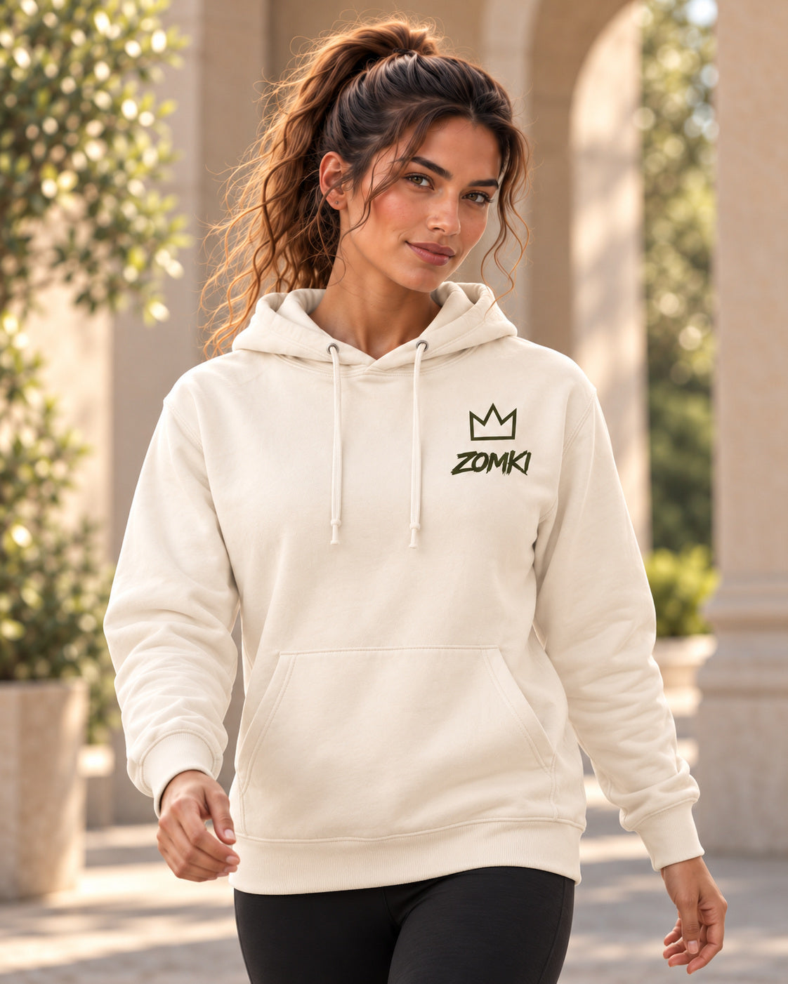 Sudadera ZOMKI El Presente · Marfil, en modelo femenina oficial ZOMKI. Se vende únicamente esta prenda. Imagen creada con IA; maquetas de producto en galería.