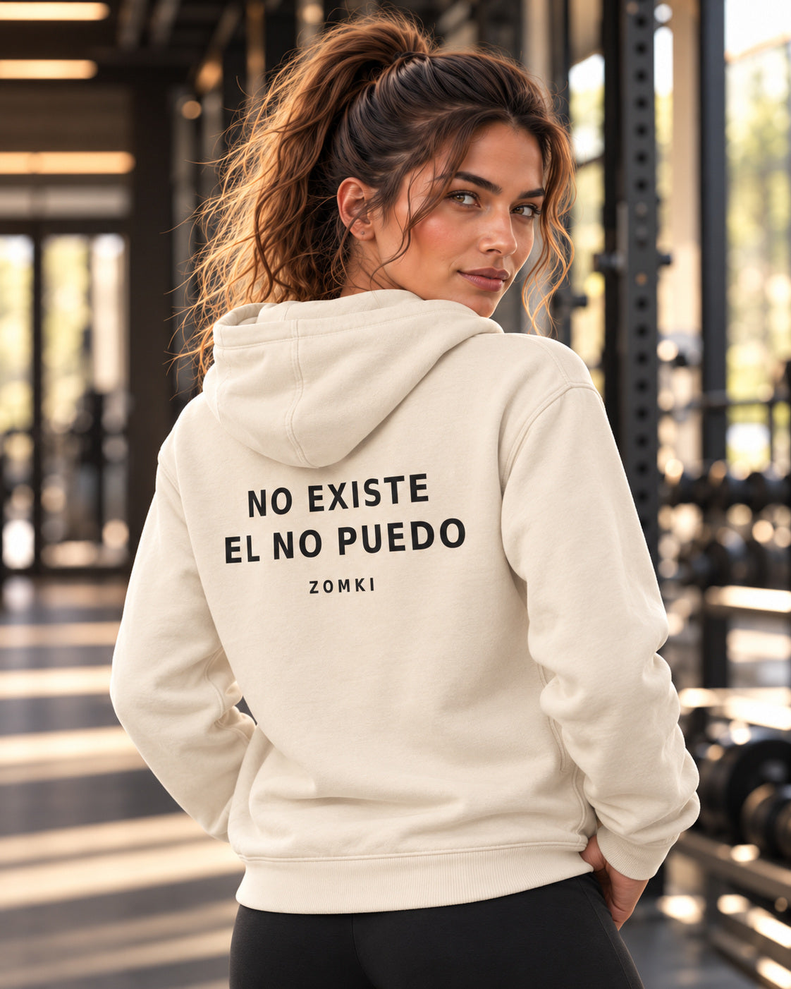 Sudadera ZOMKI No existe el no puedo · Arena, en modelo femenina oficial ZOMKI. Se vende únicamente esta prenda. Imagen creada con IA; maquetas de producto en galería.