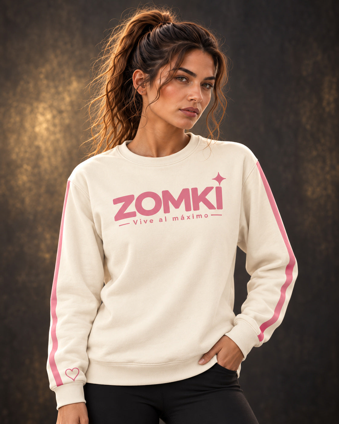 Sudadera ZOMKI Rose Spark · Crema y rosa, en modelo femenina oficial ZOMKI. Se vende únicamente esta prenda. Imagen creada con IA; maquetas de producto en galería.